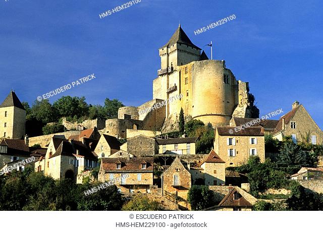 France, Dordogne, Perigord Noir, Dordogne Valley, Castelnaud la Chapelle, Chateau de Castelnaud, Musee de la Guerre au Moyen Age Museum of Middle Ages War in...