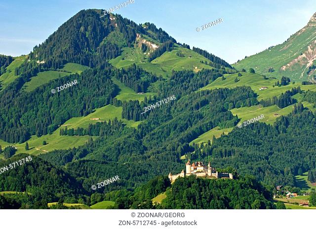 Im Greyerzerland, Blick auf Gruyères, Greyerz mit dem Schloss, Schweiz / In the region of Gruyères, Greyerz, view at the Gruyères castle, Switzerland