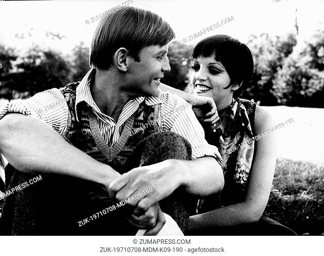July 8, 1971 - Berlin, Germany - Singer LIZA MINNELLI daughter of Judy Garland and Director Vincente Minnelli, with MICHAEL YORK shooting the film 'Cabaret'