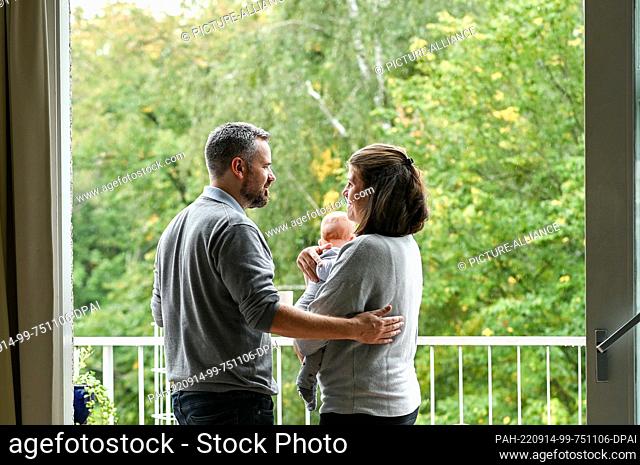 PRODUCTION - 13 September 2022, Berlin: Heiko and Constanze Otto, parents of three children, are talking on their balcony