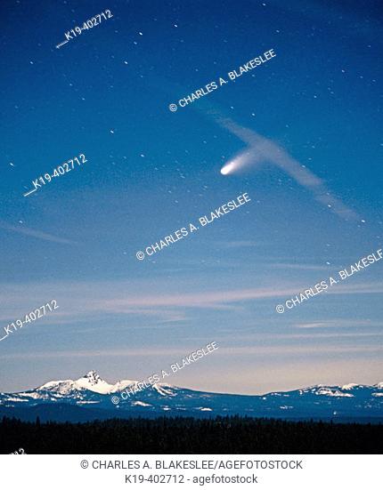 Comet Hale-Bopp in the constellation 'Perseus' above Mt. Washington. Cascade Mountain Range. Deschutes National Forest, Deschutes County. Oregon. USA