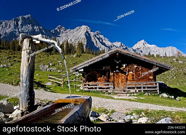 Ladizalm - Idyllisches Almgebäude vor der grossartigen Kulisse des Karwendelgebirges
