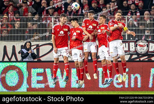 20 December 2023, Berlin: Soccer: Bundesliga, 1. FC Union Berlin - 1. FC Köln, Matchday 16, An der Alten Försterei. Berlin's Robin Knoche (l-r), Diogo Leite