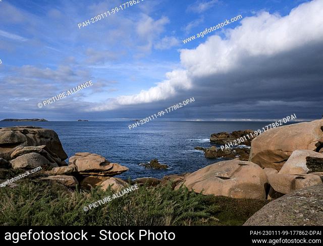 PRODUCTION - 03 October 2022, France, Ploumanach: The coastal section Cote de Granit Rose. The coastal stretch with its reddish rocks is one of the most famous...