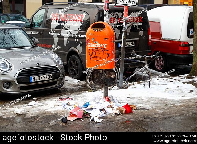 17 February 2021, Berlin: A broken trash can with a pile of garbage underneath. Photo: Gerald Matzka/dpa-Zentralbild/ZB. - Berlin/Berlin/Germany