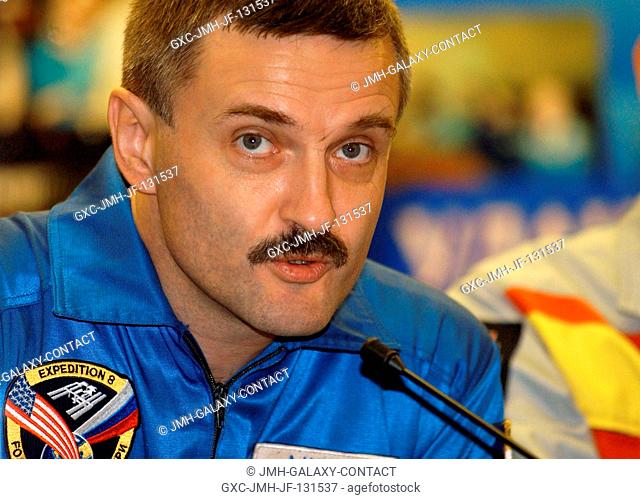 Cosmonaut Alexander Kaleri, Expedition 8 Soyuz commander and flight engineer, representing Rosaviakosmos, listens to a reporter's question during a prelaunch...