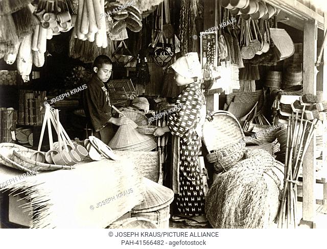 Shop selling houseware. Pictured in the early 1920th. - /Japan