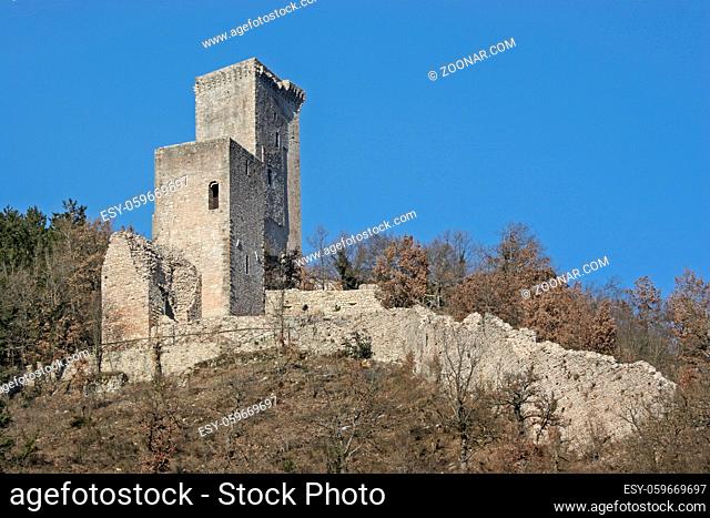 Die alte Burg in Visso überragt das kleine idyllische Städtchen