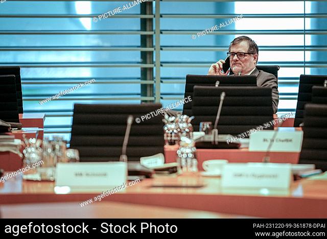 20 December 2023, Berlin: Wolfgang Schmidt (SPD), Head of the Federal Chancellery, makes a phone call at the start of the Federal Cabinet meeting in the absence...