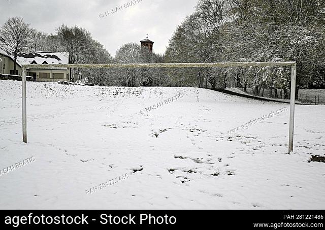 02.04.2022, xpsx, football story game cancellations due to the onset of winter Hanau left to right snow winter weather white flowers spring April snowfall...