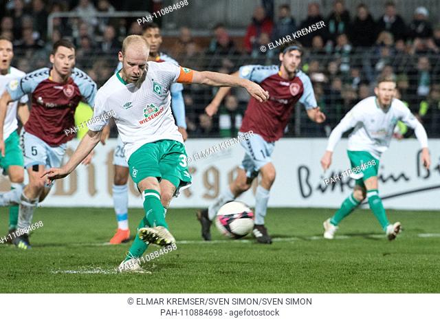 Davy KLAASSEN (HB) shoots the penalty from 3: 1 for Werder Bremen, action, penalty, penalty, football, DFB Pokal, 2nd round