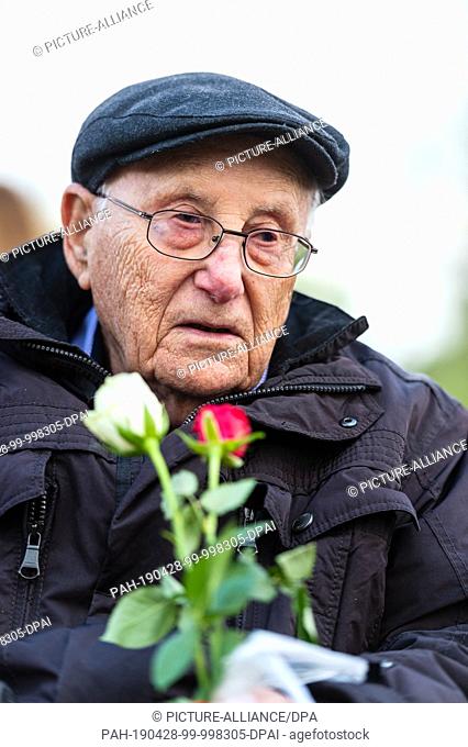 28 April 2019, Lower Saxony, Lohheide: Albrecht Weinberg, survivor of the Bergen-Belsen concentration camp, talks to journalists at the commemoration ceremony...