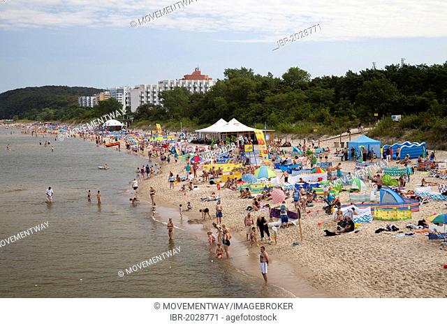 Lively beach, seaside resort of Miedzyzdroje or Misdroy, Wolin Island, Baltic Sea, Western Pomerania, Poland, Europe