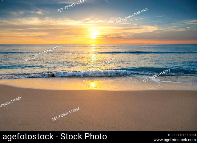 USA, Florida, Boca Raton, Sun rising above sea