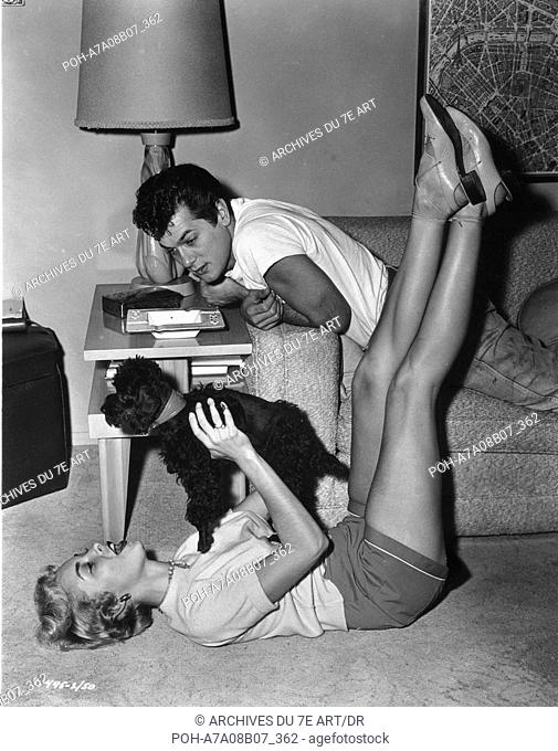 Tony Curtis, Janet Leigh having a moment of distraction while taking the film Houdini  Year: 1953 USA. WARNING: It is forbidden to reproduce the photograph out...