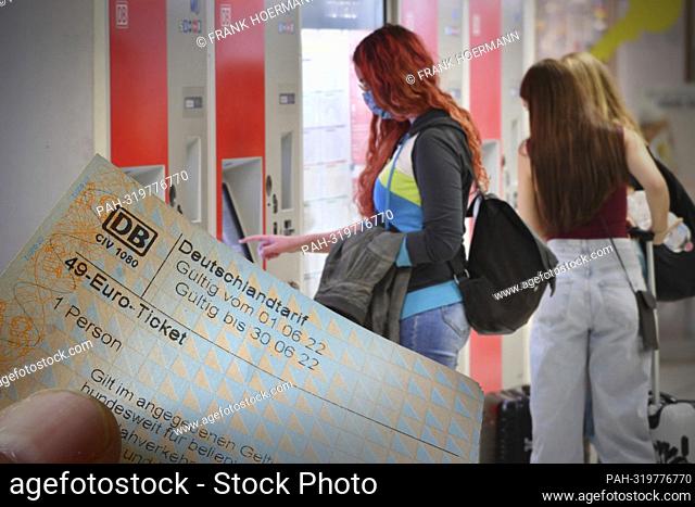 PHOTO ASSEMBLY: Topic image of the federal and state governments agree: nationwide 49-euro ticket is to come. Customers, passengers stand at a DB ticket machine...