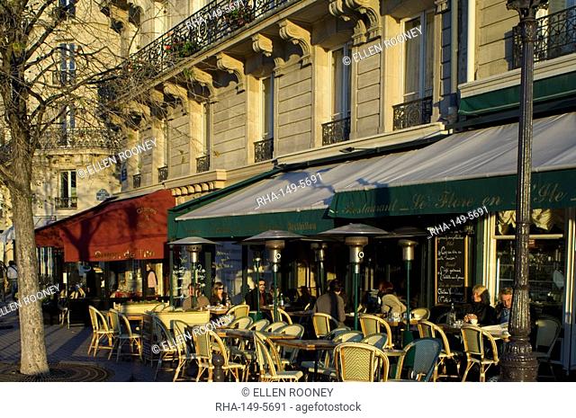 A cafe on the Ile St. Louis, Paris, France, Europe