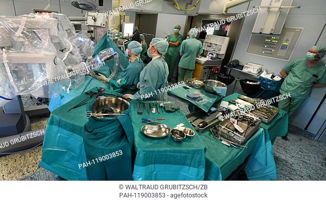 20.03.2019, Saxony, Leipzig: In the transplant center at the University Hospital, a surgical team from the Department of Urology takes a kidney from a healthy...