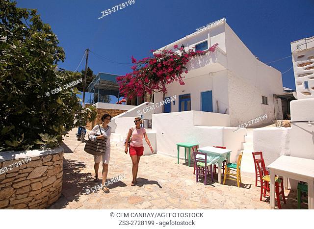 Tourists in front of the whitewashed houses in town center Chora, Koufonissi, Cyclades Islands, Greek Islands, Greece, Europe