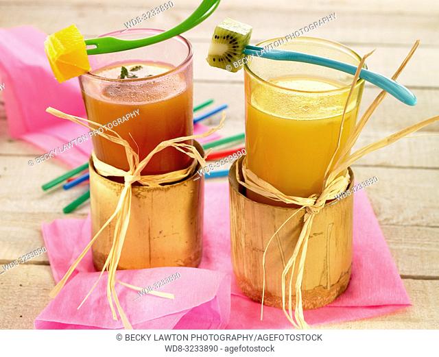 bebidas tropicales, de papaya con naranja y platano, de manzana y datiles, de uva y mango