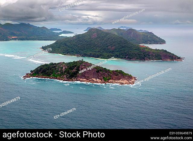Luftaufnahme von der Ile Ronde und Praslin, Seychellen. Aerial view of the small island Ile Ronde near Praslin, Seychelles in the Indian Ocean