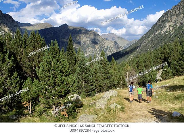 Hikers walking along Barrosa valley, a typical glacier valley of aragonese Pyrenees  Huesca  Spain