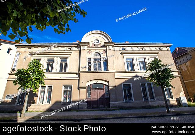 23 June 2020, Mecklenburg-Western Pomerania, Neustrelitz: Townhouses in need of renovation and partly empty in Schlossstraße in the residential city