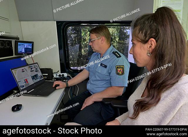 07 June 2022, Rhineland-Palatinate, Kenn: Police Chief Superintendent Christian Simon and Karina Selvaggio (Physikalisch-Technische Bundesanstalt) use the...