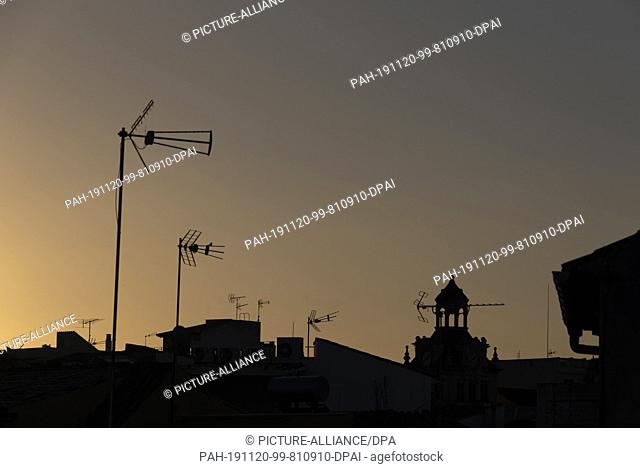 08 October 2019, Spain, Alcúdia: On the roofs of the old town of Alcúdia there are antennas for the reception of television programmes