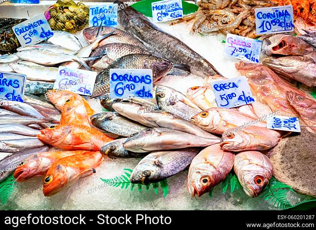 Fisch und Meeresfrüchte zum Verkauf auf einem Markt in Spanien