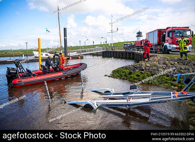 18 May 2021, Lower Saxony, Cuxhaven: Employees of the fire brigade launch a new rescue boat. Time and again, hikers, riders or horses get into an emergency...