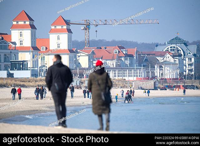 23 March 2022, Mecklenburg-Western Pomerania, Binz: Tourists walk on the beach in the Baltic resort of Binz. Following a decision by the state parliament