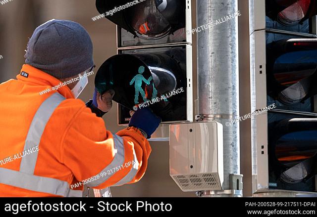 28 May 2020, Lower Saxony, Hanover: A technician installs one of the three new signal discs with different couples (lesbian