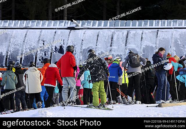 06 January 2022, Czech Republic, Bozi Dar: Numerous winter sports enthusiasts line up at the chairlift in the ski resort on the Czech Keilberg (Klinovec)