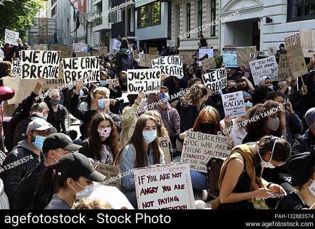 Demonstrators at the 'Justice for Floyd - Stop killing blacks' rally in front of the U.S. Consulate, Hamburg, June 5, 2020. | usage worldwide