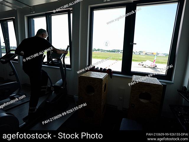 09 June 2021, Hamburg: An employee of Ground Services trains in the gym on the airport premises. After many months of corona-related short-time working