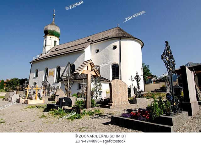 Friedhof mit Kirche in Grän Tirol