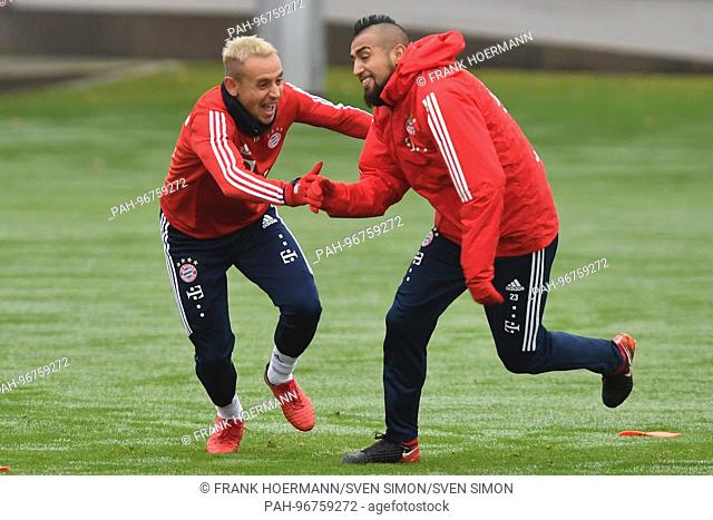 v.li:der erblondete RAFINHA (FC Bayern Munich) und Arturo VIDAL (FC Bayern Munich) sind bestens gelaunt, laughs, laughs, laughsd, optimistisch, gutgelaunt