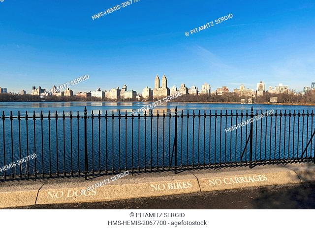 United States, New York, Central Park, View of New York City skyline from Jaqueline Kennedy Reservoir