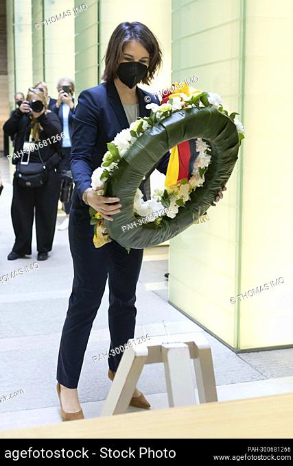 Annalena Baerbock (Alliance 90/The Greens), Federal Foreign Minister, visits the island state of Palau. Here a wreath-laying ceremony after visiting the...
