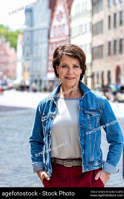 08 May 2021, Bavaria, Landshut: Janina Hartwig, actress, stands in the old town during a break in filming. In the Bavarian town of Landshut