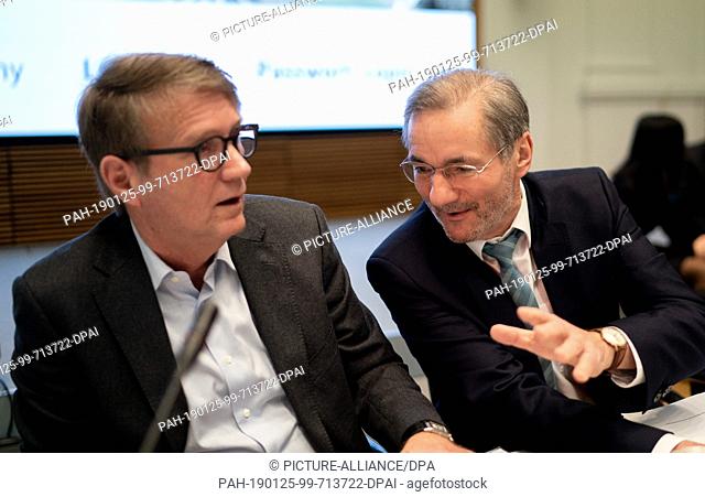 25 January 2019, Berlin: The Co-Chairs of the Coal Commission, Matthias Platzeck (SPD, r) and Ronald Pofalla (CDU), open the Coal Commission meeting