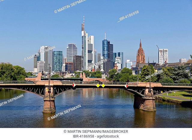 Skyline with cathedral, Ignatz Bubis Bridge across River Main, Frankfurt am Main, Hesse, Germany