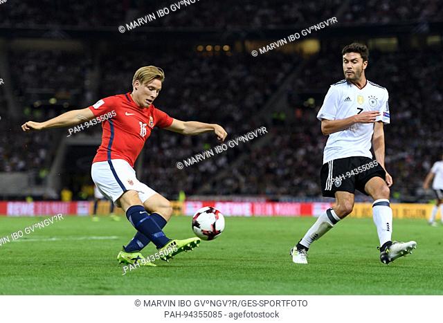 Jonas Svensson (Norwegen, l.) gegen Jonas Hector (Deutschland, r.). GES/ Fussball/ WM Qualifikation: Deutschland - Norwegen, 04.09