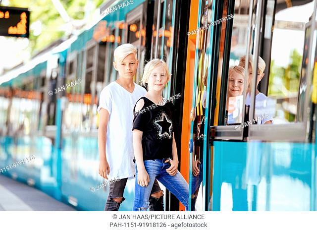 A boy and a girl get into a subway, taken on 16/07/17 in Frankfurt (model released) | usage worldwide. - Frankfurt am Main/Hessen/Germany