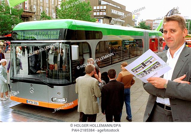 The British industrial designer James Irvine (r) presents the 18-meter-long articulated city bus of the Hanoverian public transport company Ustra in Hannover on...