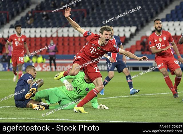 goalchance Thomas MUELLER (MÌLLER, FC Bayern Munich) -fails to goalwart Keylor NAVAS (PSG), action, duels, penalty area scene