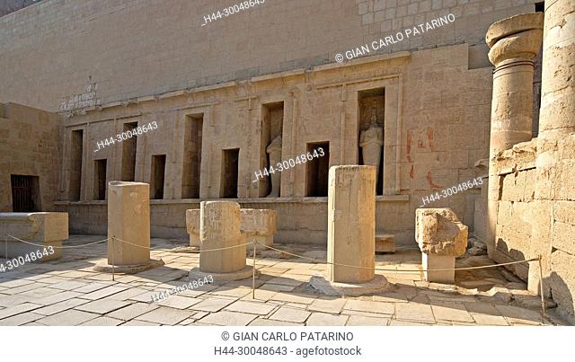 Deir el Bahari, Luxor, Egypt: temple of the queen Hatshepsut (New Kingdom 1567-1080 b.C.) at Deir el Bahari called Djeser-Djeseru: an internal courtyard