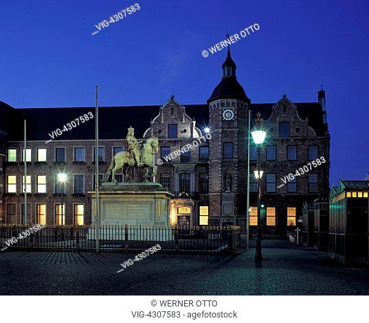 D-Duesseldorf, Rhine, Rhineland, North Rhine-Westphalia, NRW, market place, Old Town Hall, Jan Wellem monument, equestrian statue, night