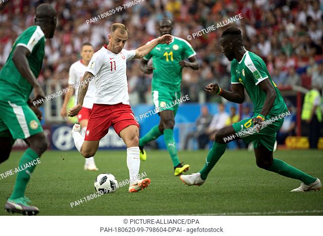 19 June 2018, Russia, Moscow: Soccer: World Cup 2018, group stages, group H: Poland vs Senegal at Spartak Stadium. Poland's Kamil Grosicki (L) and Senegal's...